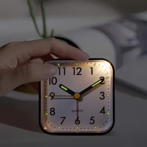 TimeRest - Klassieke Vierkante Reiswekker met Snooze en Lichtgevende Wijzers